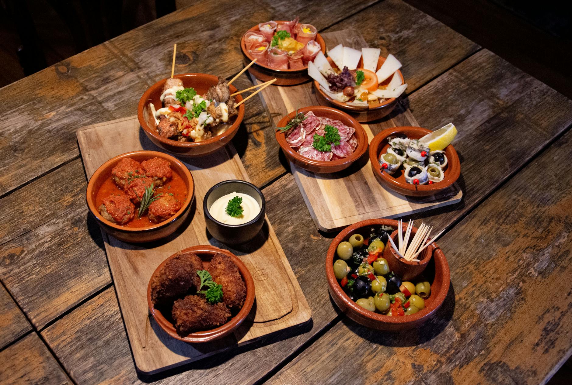 Deska z tradycyjnymi tapas w barcelońskim barze
