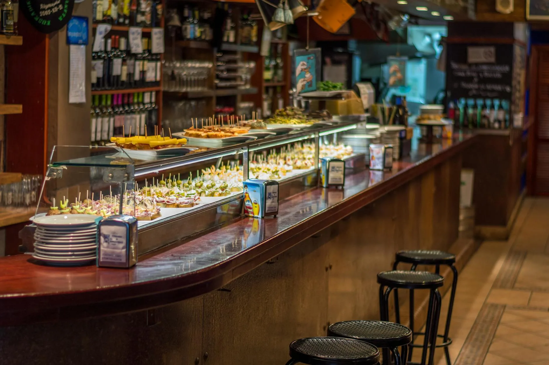 Kolorowy bar tapas w Barcelonie z ladą pełną pinchos