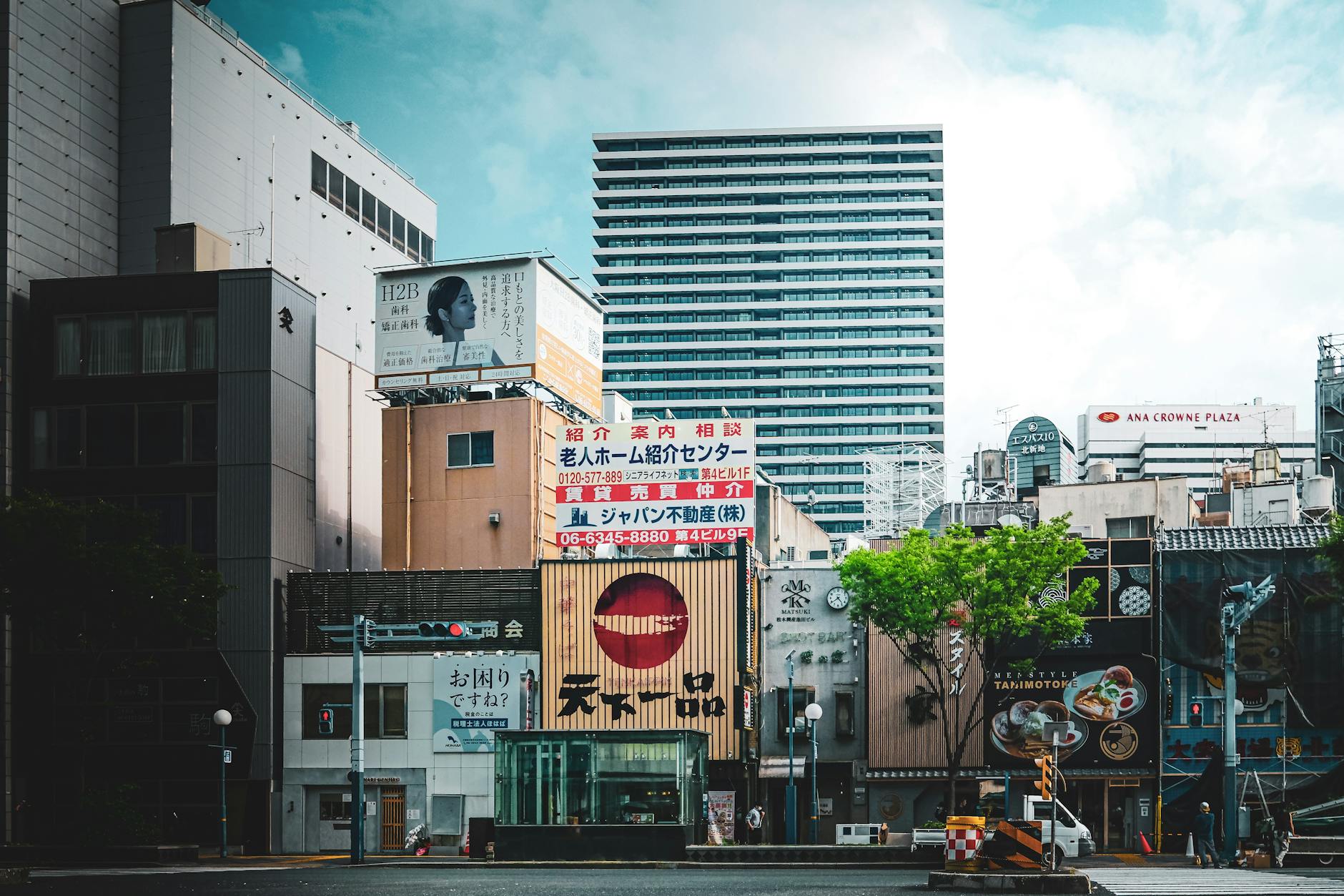 Nowoczesne miasto z kolorowymi reklamami wielkoformatowymi na budynkach