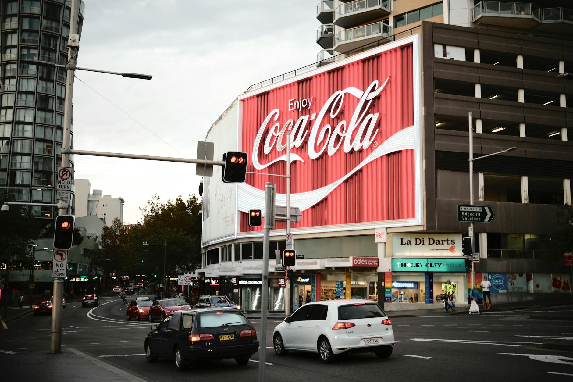 Podświetlany billboard Coca-Cola na ruchliwym skrzyżowaniu w Sydney