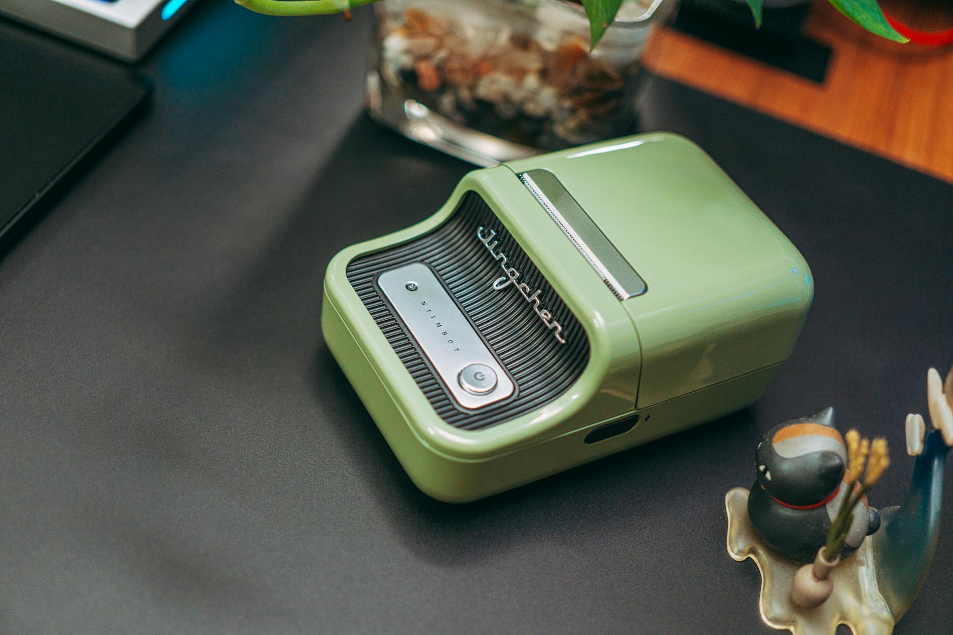 Zielona bezprzewodowa drukarka etykiet na nowoczesnym biurowym biurku